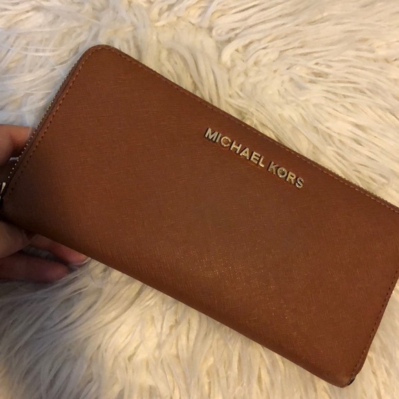 Michael Kors Handbags - Michael Kors Jet Set Zip Around Continental wallet